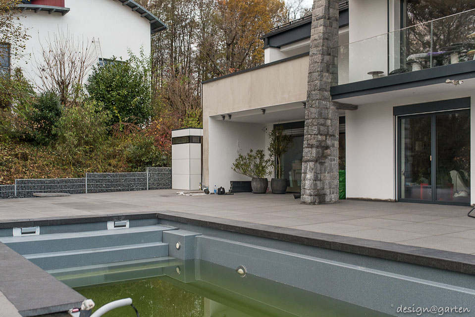 Understated elegance by the water: the technical building for the pool